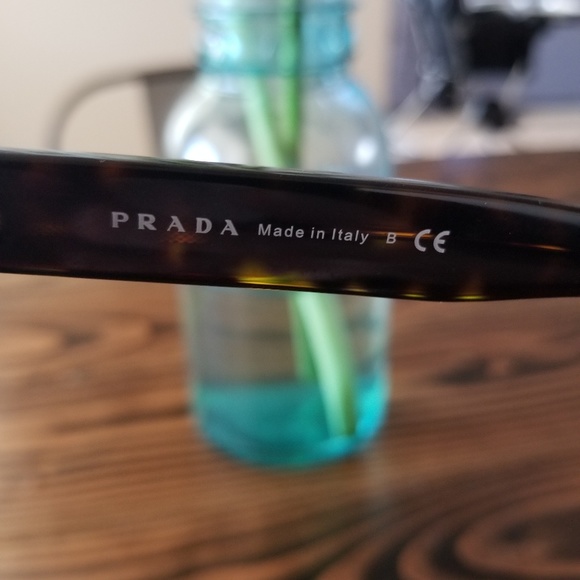 PRADA SUNNIES 🕶 - Picture 3 of 6